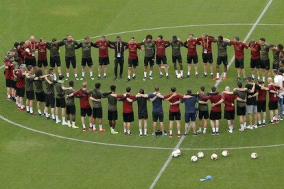 Los jugadores del Arsenal se motivan antes de empezar el entrenamiento en el estadio Olímpico de Bakú (Azerbayán), la sede de la final.