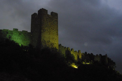 Vista nocturna del Castillo de Cornatel