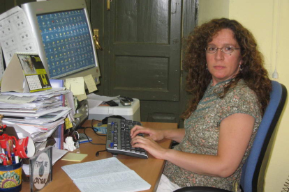 Maite Almanza, en su escritorio de Astorga, ha sido una apasionada de su profesión y de su tierra.