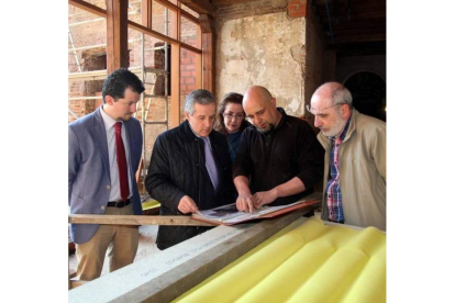 El alcalde, Emilio Gutiérrez, en la Casona de Puerta Castillo.