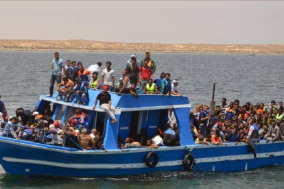 Migrantes rescatados por la Armada tunecina.