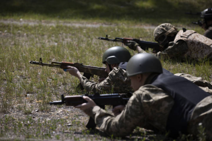 Voluntarios del Batallón Revancha entrenan en las afueras de Kiev. ORLANDO BARRÍA