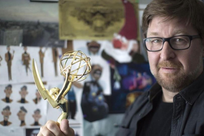 El animador granadino Rodrigo Blaas, con el Premio Emmy que le han concedido como mejor director, por la serie de Netflix 'Trollhunters'.