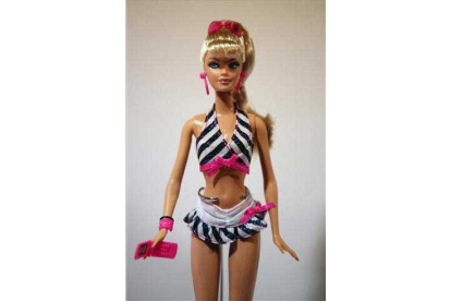 Una de las muñecas Barbie que se exhiben durante una evento que conmemora el 50 aniversario de la reina del 