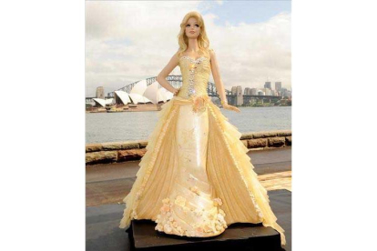Una muñeca barbie en tamaño real permanece hoy, 9 de marzo de 2009, en el Puente del Puerto de Sydney (Australia) durante el 50 aniversario de esta muñeca, con una creación del diseñador australiano Alex Perry. EFE/TRACEY
