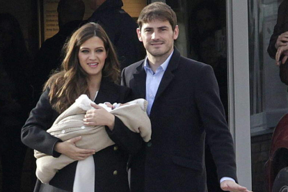 Casillas y Sara Carbonero a la salida del hospital.