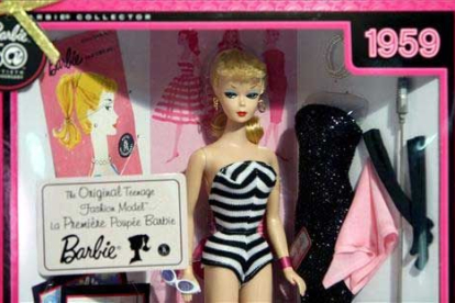 Con motivo del 50 aniversario del nacimiento de Barbie, la empresa Mattel le rinde homenaje con la reedición de los modelos más destacados de la muñeca, como la Barbie Superestar, la primera que fue comercializada en España. EFE/ Andreu Dalmau.