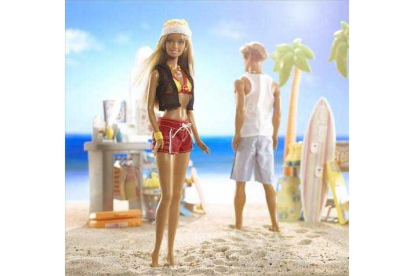 Después de 43 años de romance, la empresa Mattel, anunció, en febrero de 2004, que Barbie y Ken dejaban de ser pareja.
La joven muñeca volvería a aparecer en la primavera de ese mismo año en forma de 