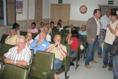 Saavedra, en la asamblea del viernes, dando la espalda a Nieto, sentado