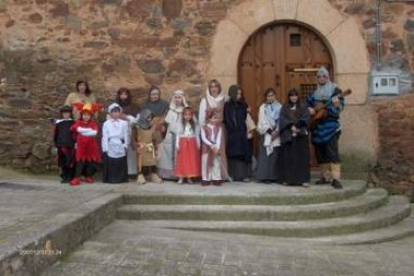 Los alumnos del Toral de Merayo durante una representación medieval