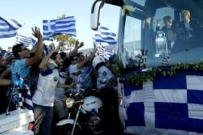 Más de trescientos mil aficionados griegos recibieron a su selección a su llegada a Atenas