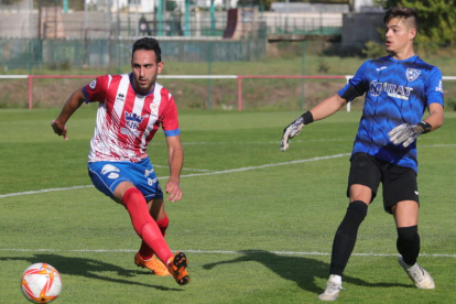 Roberto Puente, con dos goles, dio el triunfo al Bembibre. L. DE LA MATA