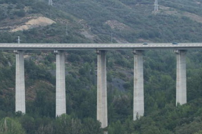 Vista general del viaducto de Tremor en la autovía del Noroeste realizada ayer, y que esta semana ha sido objeto de varias pruebas por parte de los técnicos. L. DE LA MATA