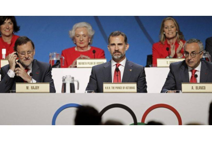 El presidente del Gobierno, Mariano Rajoy (i), el Príncipe de Asturias, Felipe de Borbón (c), y el presidente del COE, Alejandro Blanco (d), durante la presentación de la candidatura de Madrid 2020.