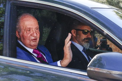 El rey Juan Carlos saluda a su llegada al palacio de La Zarzuela. RODRIGO JIMÉNEZ /  EFE