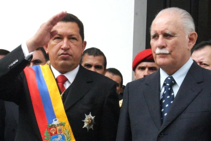 El Presidente Venezolano, Hugo Chávez (izq) saluda junto al Vicepresidente, José Vicente Rangel. NELSON CASTRO