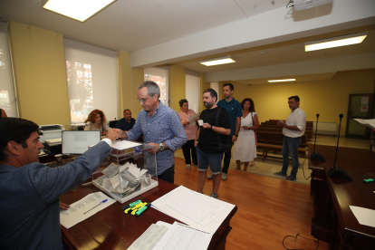 Votaciones para  elegir los diputados provinciales en El Bierzo. ANA F. BARREDO.