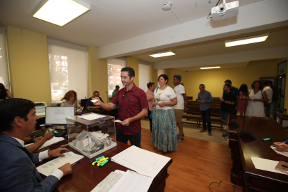 Votaciones para  elegir los diputados provinciales en El Bierzo. ANA F. BARREDO.