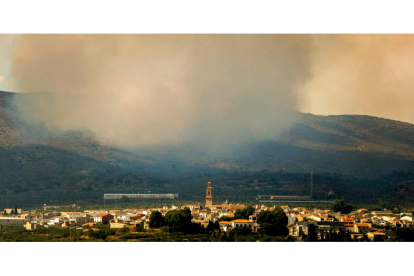 El humo del incendio de Bejís puso en riesgo a los vecinos de Alcublas. BIEL ALIÑO