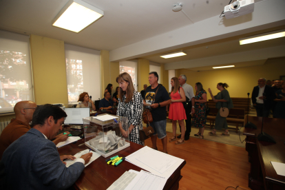 Votaciones para  elegir los diputados provinciales en El Bierzo. ANA F. BARREDO.