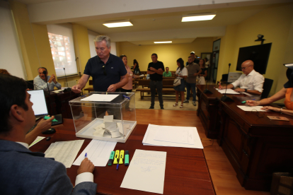 Votaciones para  elegir los diputados provinciales en El Bierzo. ANA F. BARREDO.