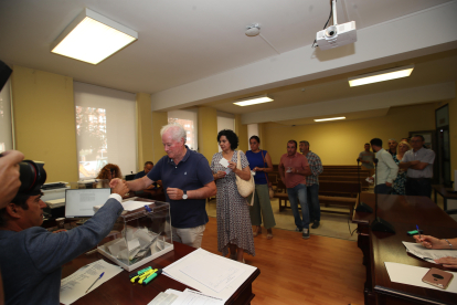 Votaciones para  elegir los diputados provinciales en El Bierzo. ANA F. BARREDO.