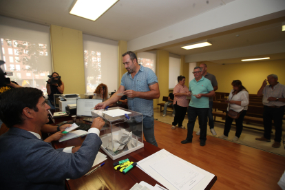 Votaciones para  elegir los diputados provinciales en El Bierzo. ANA F. BARREDO.