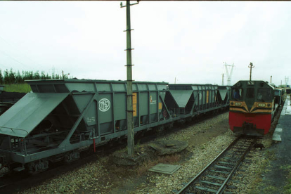 Vagones-tolva que ahora se subasta, en una imagen de julio del año 2000 en la estación de Cubillos del Sil. L. DE LA MATA