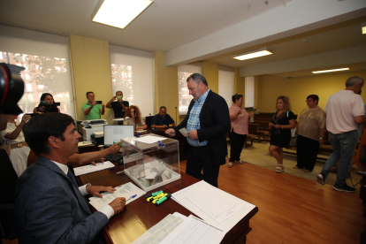 Votaciones para  elegir los diputados provinciales en El Bierzo. ANA F. BARREDO.