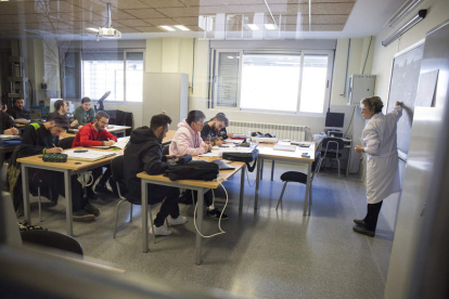 Alumnos durante una de sus clases en un centro leonés. FERNANDO OTERO