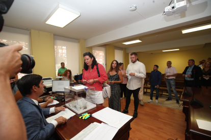 Votaciones para  elegir los diputados provinciales en El Bierzo. ANA F. BARREDO.