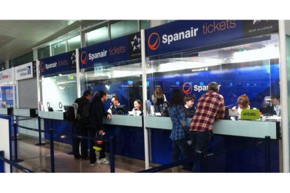 Usuarios de Spanair en el mostrador de la compañía en el aeropuerto de El Prat.