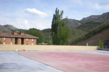 Los operarios siguen trabajando en la pavimentación de las calles del entorno del Museo