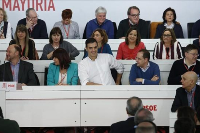 Pedro Sánchez con los dirigentes socialistas al inicio de la reunión del comité federal, en Madrid.