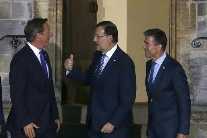 El líder británico, David Cameron; Rajoy y el secretario general de la Otan, Rasmussen.