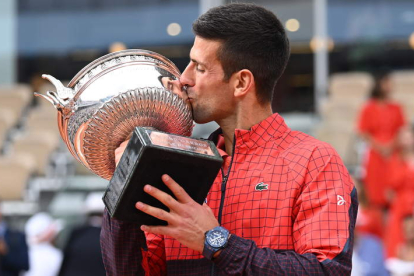 Novak Djokovic logra su tercer Roland Garros y su vigesimotercer título de Grand Slam. C. BLUMBERG