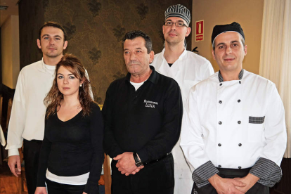 Víctor Paniagua y su equipo en el Restaurante Luna, en la carretera de Caboalles.