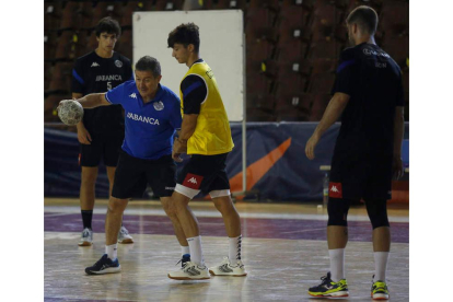 Cadenas espera que el equipo mejore sus prestaciones en la línea defensiva en Pamplona. FERNANDO OTERO