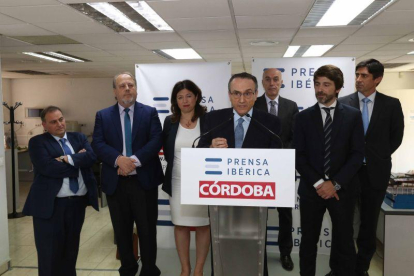 Javier Moll, presidente de Prensa Ibérica, dirige unas palabras a los profesionales de Diario Córdoba, acompañado de un grupo de altos directivos de la compañía.