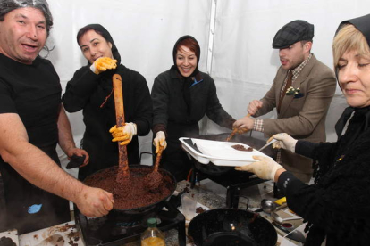 Vecinos de Montejos preparan el menú que compartió el pueblo para celebrar el sanmartino.