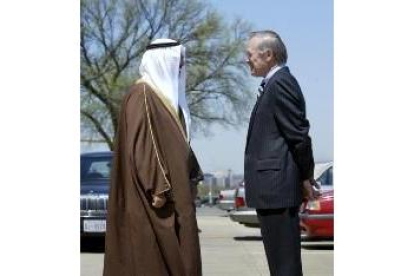 Rumsfeld y el ministro kuwaití de Exteriores hablan sobre la reconstrucción de Irak