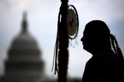 Un miembro de los Sioux de Dakota durante una protesta en Washington en contra de la construccion del oleoducto de Keystone XL en 2014.
