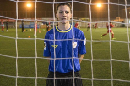 La árbitro Ainara Acevedo, primera mujer en dirigir junto a otras dos mujeres un encuentro de fútbol masculino, en una imagen de archivo del 11 de febrero del 2016.