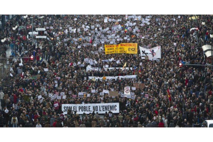 Miles de personas marchan por las calles de Valencia, este miércoles.