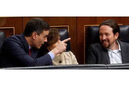 Pedro Sánchez, Carmen Calvo y Pablo Iglesias, ayer, en el Congreso de los Diputados.
