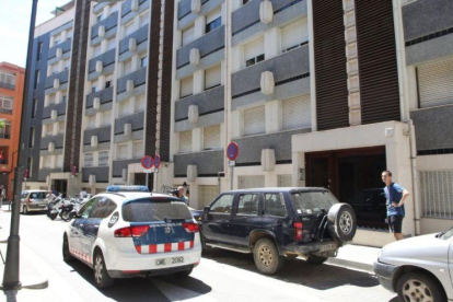Calle Burriac, 83, en Mataró, donde ha sido hallada muerta la menor.