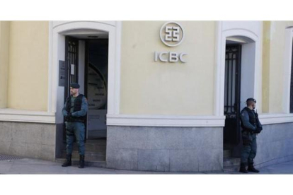 Guardias civiles en el ICBC en el paseo de Recoletos de Madrid, ayer.