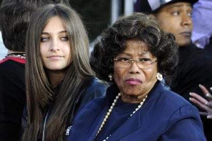 Paris Jackson y su abuela, Katharine, en el 2012.