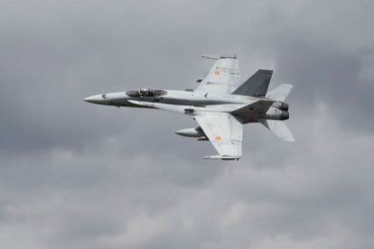 Imagen de archivo de un F-18 en el cielo leonés. JESÚS