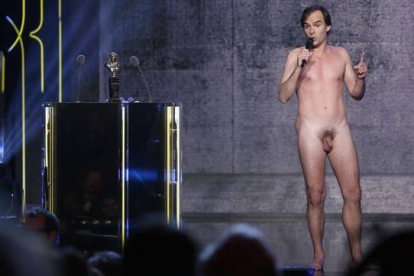 Sébastien Thiéry, desnudo, durante la gala de los Molière.